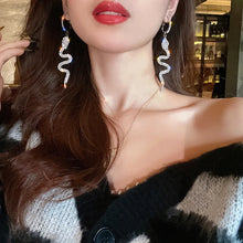 Carregar imagem no visualizador da galeria, Brincos Longos com Pendente de Tassel Leve em Forma de Cobra com Strass Diamante