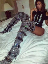 Carregar imagem no visualizador da galeria, Fivelas de Diamante com Rebites Brilhantes Botas Longas de Cano Alto com Bico Fino e Salto de Ferro