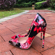 Lade das Bild in den Galerie-Viewer, Glänzende, floral bedruckte spitze High Heels mit sexy Lack-Optik, Stiletto-Pumps in 8 cm, 10 cm und 12 cm, Größen bis EUROPA 46