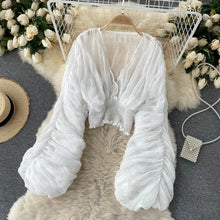 Carregar imagem no visualizador da galeria, Blusa Cropped de Chiffon Drapeado Transparente com Mangas Super Longas