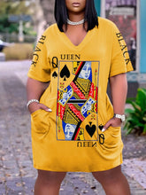 Carregar imagem no visualizador da galeria, Vestido Solto de Manga Curta com Decote em V e Estampa de Cartas de Baralho Rainha