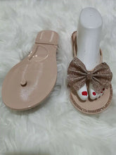 Carregar imagem no visualizador da galeria, Chinelos/Sandálias Rasas com Laço de Strass