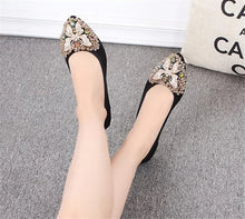 Carregar imagem no visualizador da galeria, Sapatilha de balé confortável, macia, dobrável, com bico fino, design animal e cristais de strass