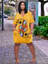 Carregar imagem no visualizador da galeria, Vestido Solto de Manga Curta com Decote em V e Estampa de Cartas de Baralho Rainha