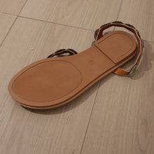 Carregar imagem no visualizador da galeria, Sandálias Rasas Bordadas com Pena de Pavão