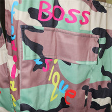 Carregar imagem no visualizador da galeria, Casaco Trench Camuflado com Impressão de Letras Moda de Rua Estilo Longo