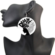 Carregar imagem no visualizador da galeria, Querida Menina Negra Mulher Africana Brincos de Madeira com Palavras Poderosas sobre Cabelo Natural AFRO Impressão Brincos Pendentes Joias