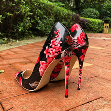 Carregar imagem no visualizador da galeria, Sapatos de salto alto pontiagudos com estampa floral brilhante e sexy, em verniz. Tamanhos de salto de 8cm, 10cm e 12cm disponíveis, até o tamanho EUROPEU 46.
