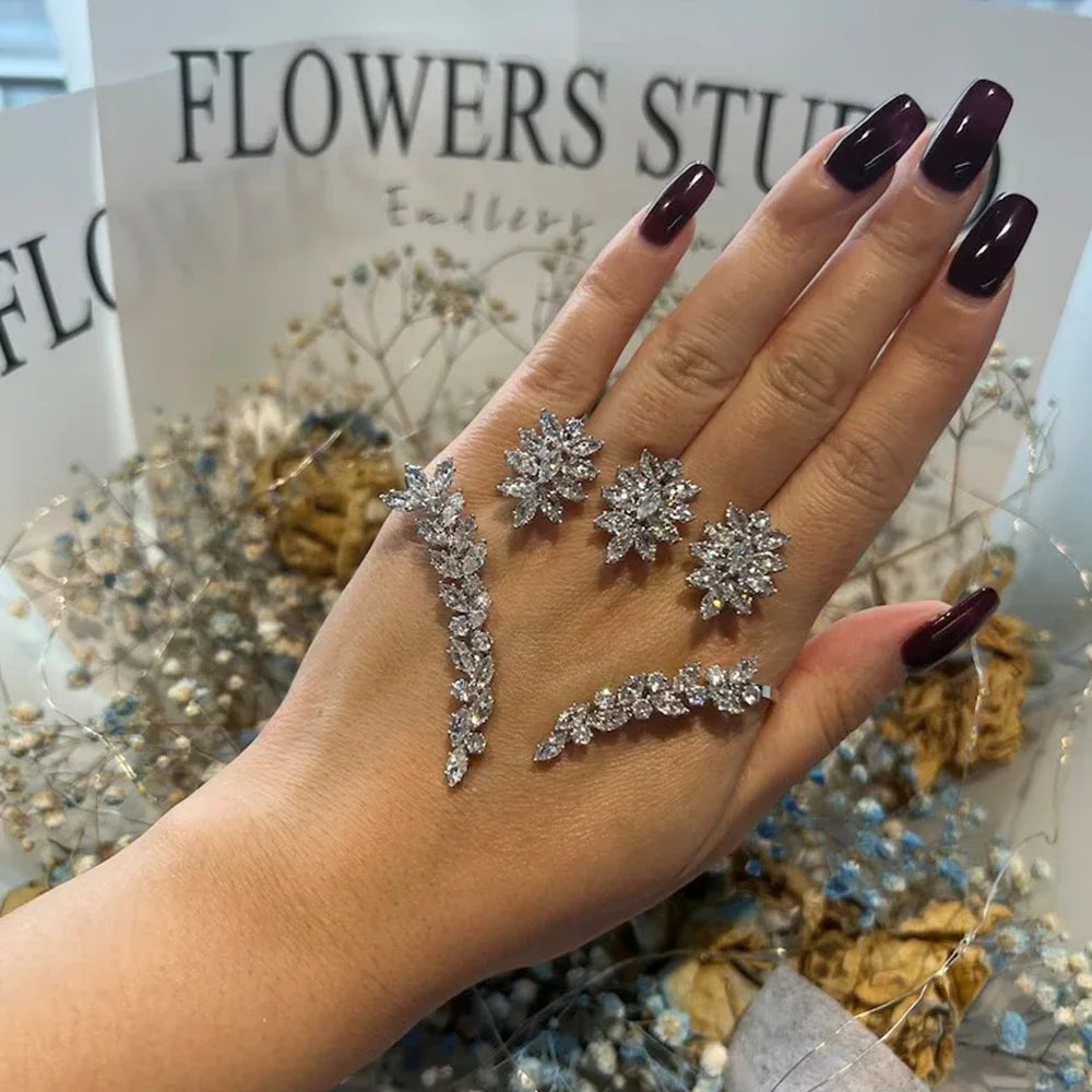 Offenes, verstellbares Diamantbesetztes Strass-Cubic-Zirkonia-Luxus-Armband in handgefertigter Blattform für das Handgelenk