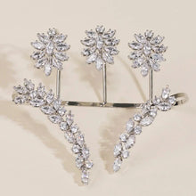 Lade das Bild in den Galerie-Viewer, Offenes, verstellbares Diamantbesetztes Strass-Cubic-Zirkonia-Luxus-Armband in handgefertigter Blattform für das Handgelenk
