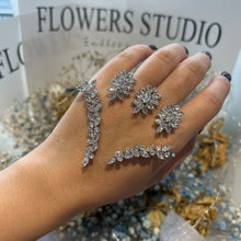 Lade das Bild in den Galerie-Viewer, Offenes, verstellbares Diamantbesetztes Strass-Cubic-Zirkonia-Luxus-Armband in handgefertigter Blattform für das Handgelenk
