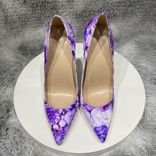 Carregar imagem no visualizador da galeria, Sapatos de salto alto com bico fino e estampa floral brilhante em verniz sexy Tamanhos de salto 8cm 10cm 12cm Até o tamanho europeu 46
