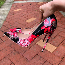 Carregar imagem no visualizador da galeria, Sapatos de salto alto pontiagudos com estampa floral brilhante e sexy, em verniz. Tamanhos de salto de 8cm, 10cm e 12cm disponíveis, até o tamanho EUROPEU 46.
