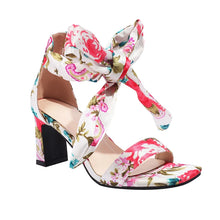 Carica l&#39;immagine nel visualizzatore di Gallery, Sandalini con tacco quadrato a fascia incrociata in satin con stampa floreale bohemien 3 colori diversi
