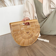 Carica l&#39;immagine nel visualizzatore di Gallery, Borsa a mano elegante di qualità con intreccio semicircolare in bambù
