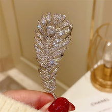 Carregar imagem no visualizador da galeria, Broche de Colar em Forma de Pena Bijoux Exquisito com Diamantes Brilhantes 100% Feito à Mão
