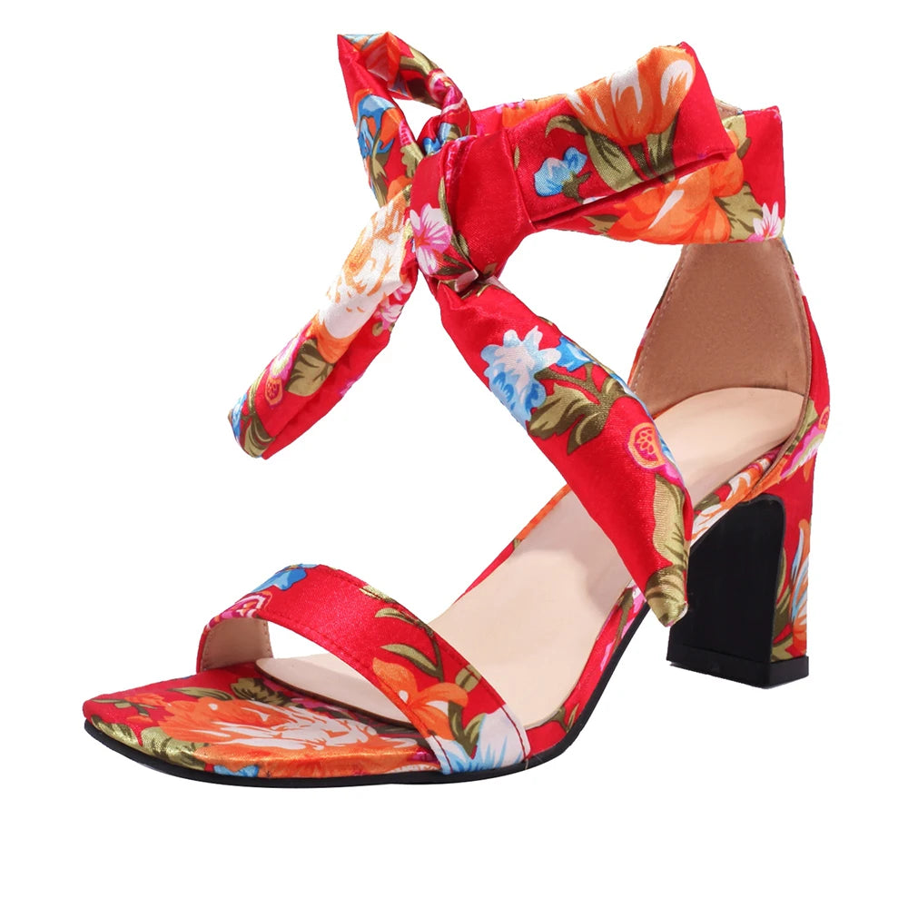 Sandal shoes de salto quadrado com tiras cruzadas no tornozelo em estampado floral boêmio de cetim 3 cores diferentes