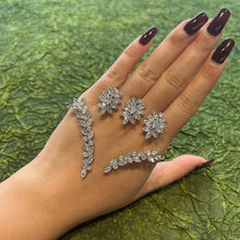 Lade das Bild in den Galerie-Viewer, Offenes, verstellbares Diamantbesetztes Strass-Cubic-Zirkonia-Luxus-Armband in handgefertigter Blattform für das Handgelenk
