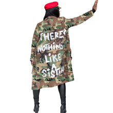 Carregar imagem no visualizador da galeria, Jaqueta Trench Camuflada com Estampa de Letras Estilo Longo Streetwear
