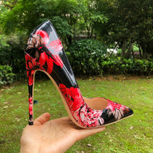 Carregar imagem no visualizador da galeria, Sapatos de salto alto pontiagudos com estampa floral brilhante e sexy, em verniz. Tamanhos de salto de 8cm, 10cm e 12cm disponíveis, até o tamanho EUROPEU 46.
