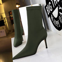 Carregar imagem no visualizador da galeria, Botas de cano curto de seda com salto alto de 7,5 cm e 10 cm de altura, tamanho grande 43. Botas de inverno para stripper com salto baixo e design de sapatos de designer.
